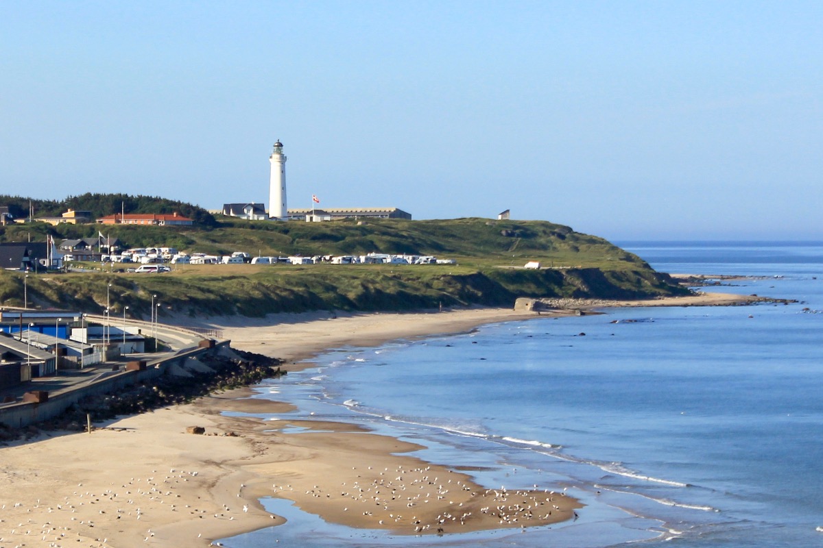 Der Leuchtturm von Hirtshals über dem Sandstrand, unweit der Fährterminals von Fjord Line und Color Line.