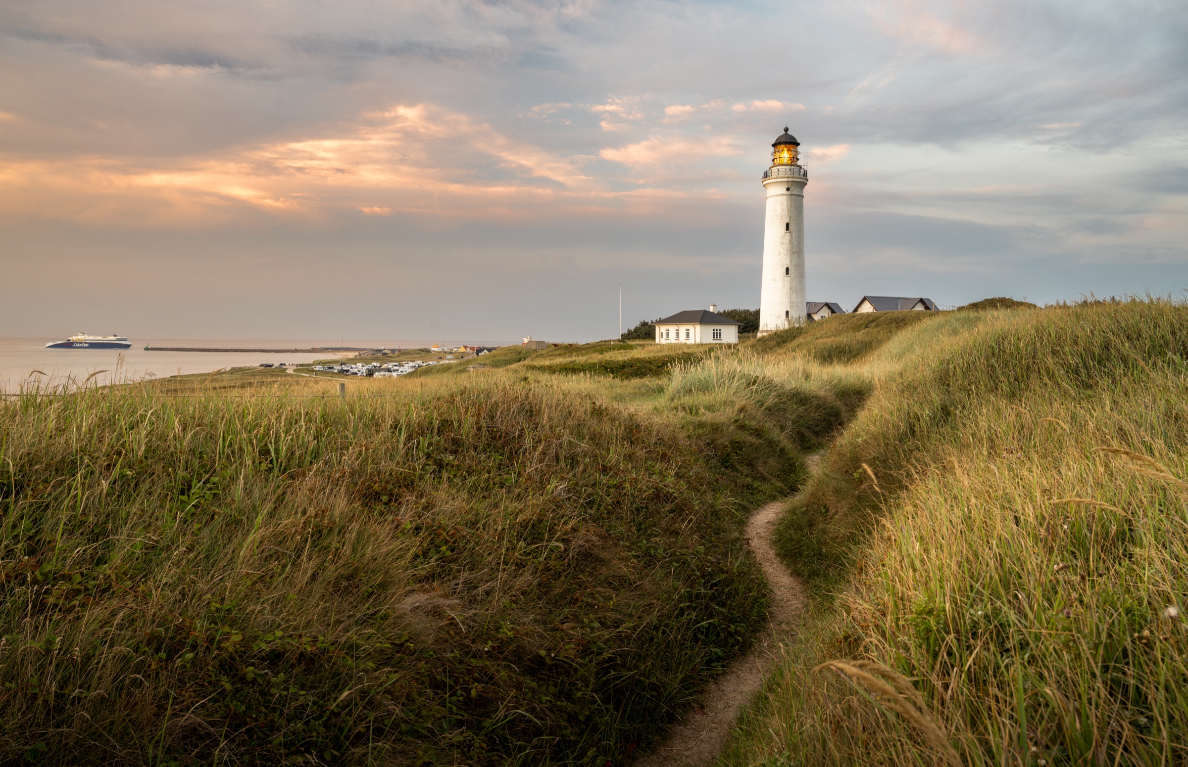 Eine Color-Line-Fähre läuft am Leuchtturm von Hirtshals vorbei, Ausgangspunkt der Route nach Larvik.