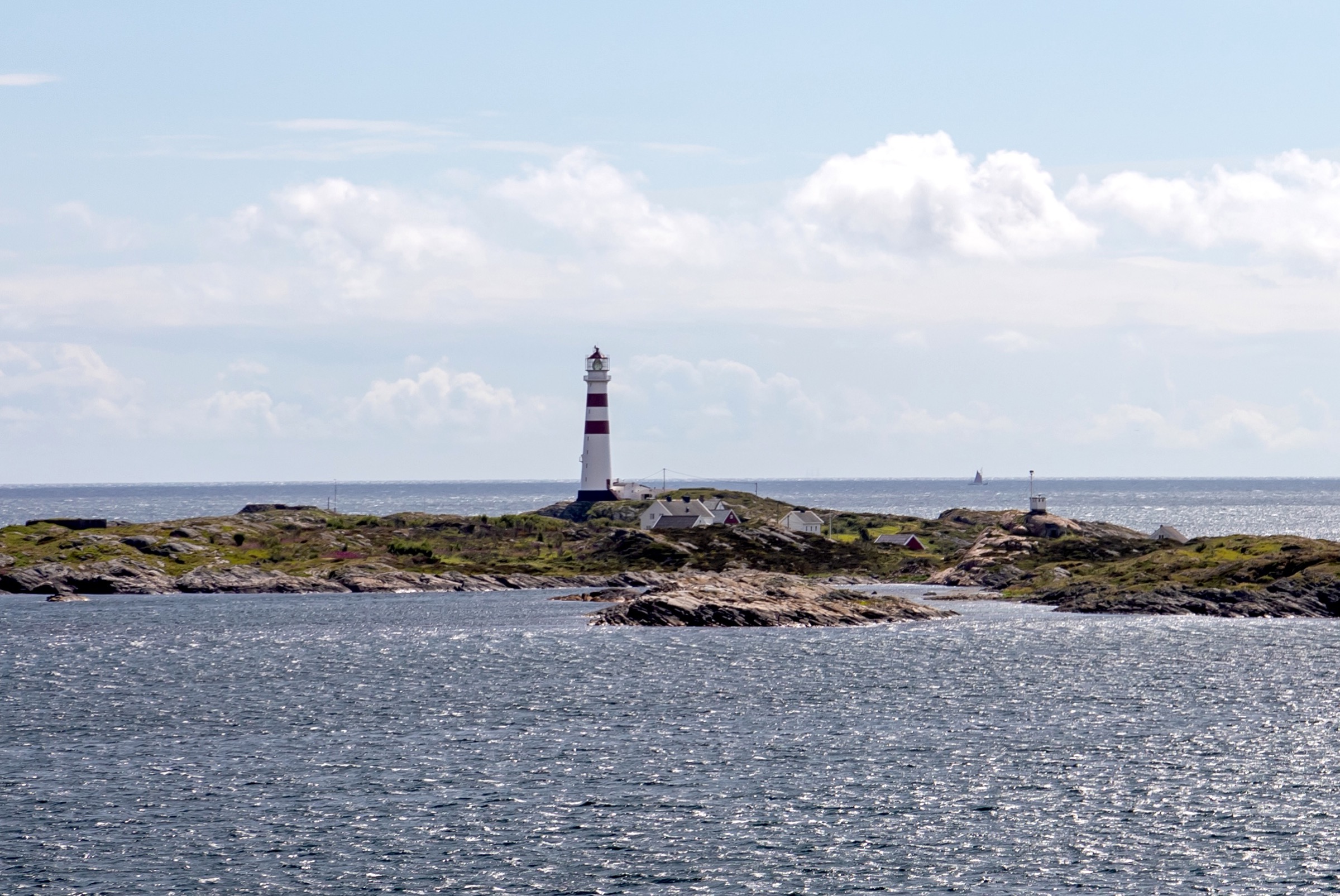 Blick auf den Leuchtturm Oksøy fyr kurz vor der Ankunft in Kristiansand.