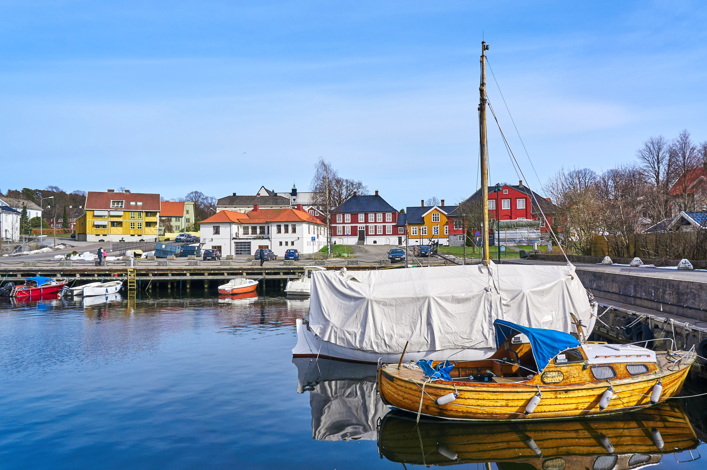 Der kleine Hafen von Larvik mit bunten Bürgerhäusern, dein Ziel nach der Überfahrt aus Hirtshals.