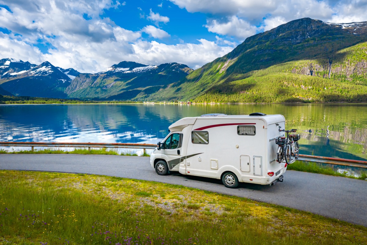 Wohnmobil beim Auffahren auf eine Autofähre nach Norwegen
