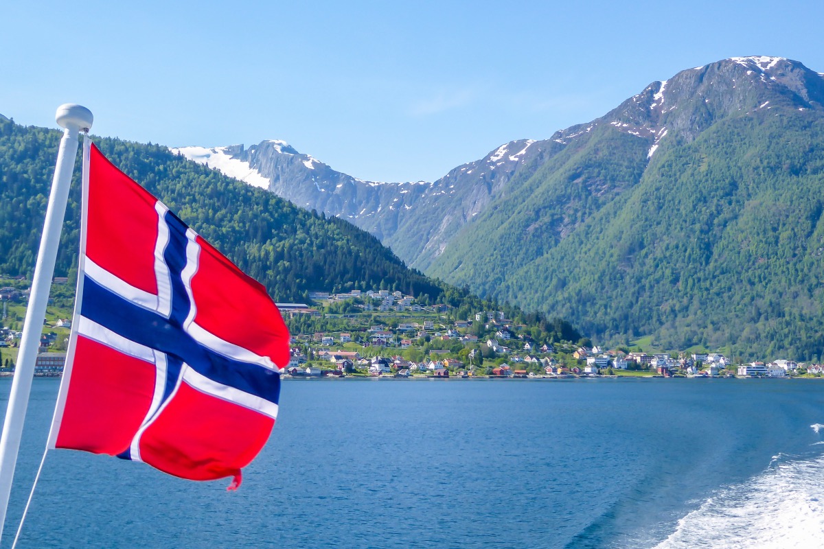 Postschiff an der norwegischen Küste vor Bergen